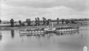 Personen-Seitenraddampfer "Salesel" (1894, Werft Blasewitz). Schrägansicht bei Fahrt elbabwärts bei Pratzschwitz