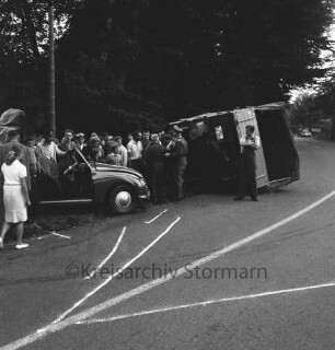 Verkehrsunfall: B 75: Kurve vor Schloss: Cabriolet und Lkw: beschädigtes Cabriolet, umgestürzter Lastwagen, Schaulustige, Polizist: Kreide-Markierungen auf Straße
