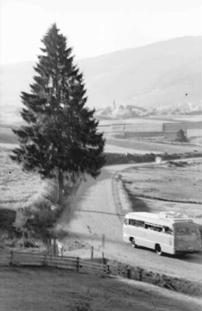 Bernau: Landstraße mit Postbus in Landschaft