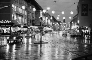 Freiburg: Kaiser-Joseph-Straße in Weihnachtsbeleuchtung, Blick vom Platz am Siegesdenkmal