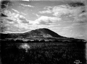 Der Vulkan Kermasi : Blick über die Grasland und den Uferwald des Baches Engore Rongai auf den Vulkan Kerimasi