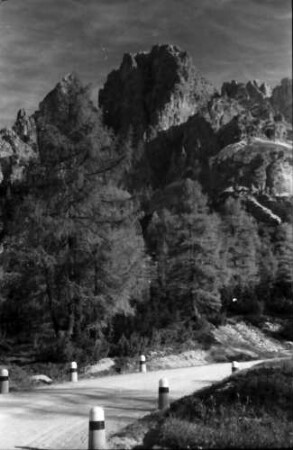 3 Croce Pass [Passo Tre Croci]: Straße mit Monte Cristallo, Vordergrund Chauseestein, zum 3 Croce Pass