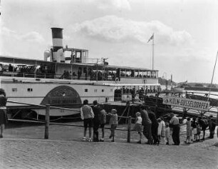 Dampfer Lohengrin an der Anlegestelle in Mainz