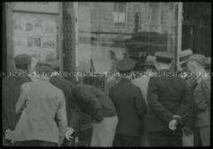 Passanten vor einem Schaufenster mit Hitler-Gemälde in Warschau während der deutschen Besatzung