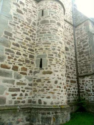 Dagobertshausen-Evangelische Kirche - Kirchturm im Süden-Erdgeschoß mit halbrund hervortretendemTreppenturm zum Mittelgeschoß