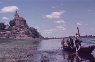 Hirschstein. Blick nach Neuhirschstein mit Schloss, Ruderboot auf der Elbe