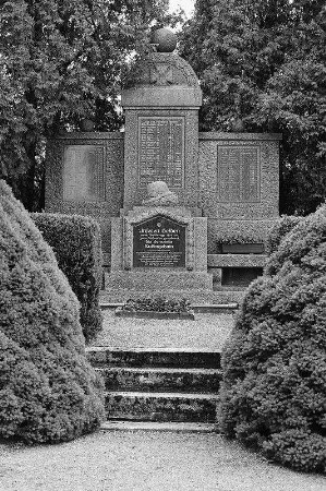 Friedhof: Grabmal und Gefallenendenkmal (Gefallenendenkmal , Grabmal); Schotten, Auf der Beun