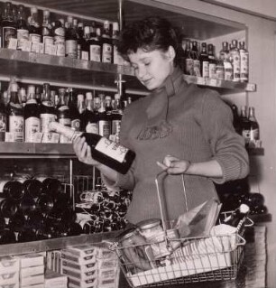 Dresden-Altstadt. Gewandhausstraße (1957-1958; H. Terpitz, G. Dettmar, H. Zimmermann). Lebensmittelladen "Hol fix". Kundin beim Einkauf