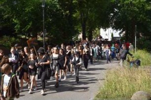 Bad Oldesloe: Kindervogelschießen: Am Bürgerpark Blickrichtung Südwesten: Einzug auf den Exer: Festumzug Theodor-Mommsen-Schule Klassen 6a und 6b: Schüler mit schwarzer eleganter Kleidung: 13. Juli 2023
