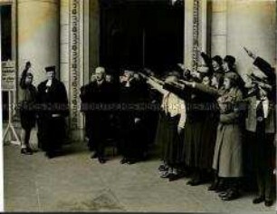 Paul von Hindenburg verlässt am Luthertag 1933 den Berliner Dom