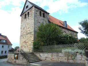 Meineringhausen-(Evangelische Kirche) - Ansicht von Südwesten mit Kirchturm (romanisch) und Langhaus über Kirchhofmauer (als Substruktion Futtermauer)