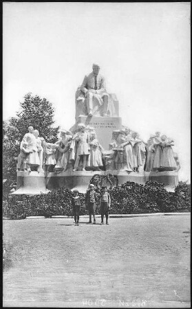 Budapest. Vörösmarty-Denkmal (1908) : Budapest. Denkmal des Dichters Mihály Vörösmarty (1908; Ede Kallós, Ede Telcs, Architektur Géza Márkus) aus Carrara-Marmor auf dem Giselaplatz