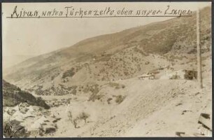 Landschaftsansicht Gebirge mit der Ortschaft Ayran in der türkischen Provinz Şanlıurfa und einem Zeltlager