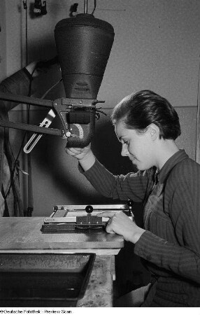 Marga Jurdan beim Fotozirkel des FDJ-Bezirksklubhauses in der Goethestraße