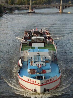Prag - Ausflugsschiff auf der Moldau : Ein Ausflugsschiff fährt auf der Moldau. Aufgenommen am 27. Juli 2011 in Prag