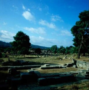 Olympia, Blick über die Altis zum Zeus-Tempel, vorn das Metroon, Tempel der Göttermutter Rhea