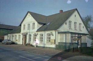 Allee 18: Landgasthof "Zum Fasanenhof": traufständige Straßenfront mit Zwerchgiebel, Eingangstür, darüber Wirtshausschild: Giebelseite mit Wintergarten, Gartentür: vorne rechts Eingang zum Garten: hinten links Nebengebäude