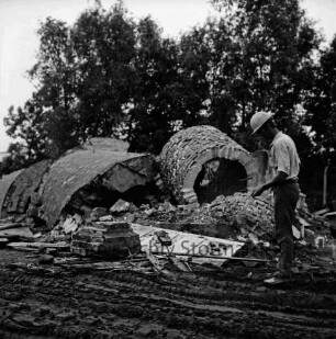 Stadtwerke Bad Oldesloe: Gaswerk: Lübecker Straße: Sprengung des Schornsteins des abgerissenen Kraftwerks: Stücke des gesprengten Schornsteins auf Bauschutthaufen: vorn rechts Arbeiter: hinten Bäume: 10. Juni 1971