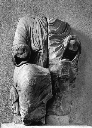 Torso der Sitzstatue Kaiser Friedrichs II. vom Brückentor : Torso der Sitzstatue Kaiser Friedrichs II. vom Brückentor (1234/um 1240). Capua: Museo Provinciale Campano