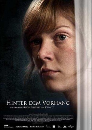 Hinter dem Vorhang