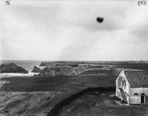 Haus an den Klippen : Blick auf ein Haus am Rande der Klippen von Belle-Île.