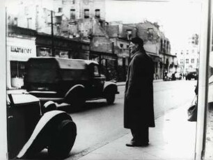 Berlin Museum. Gustaf Gründgens in Friedrichstraße [abfotografierte Fotografie]