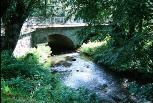 Blick auf die Wipfra mit Steinbrücke