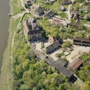 Hirschstein. Elbe, Schloss Hirschstein (12. Jh.) und Ortsteil Neuhirschstein. Luftbild-Schrägaufnahme von Norden