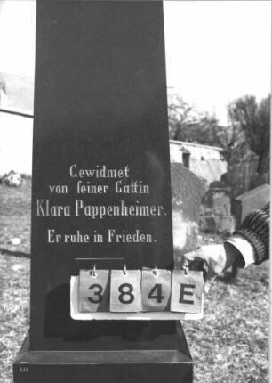 Grabstein 384 (Index: 99786185) Maße HxBxT: 180x51x51 cm Besonderheit: Doppelgrab für Eheleute: Grabstein 384E