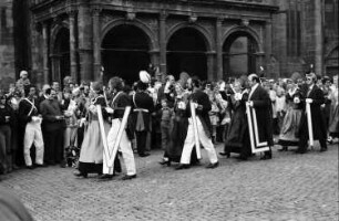 Freiburg: Münsterplatz; Trachtengruppe aus Villingen