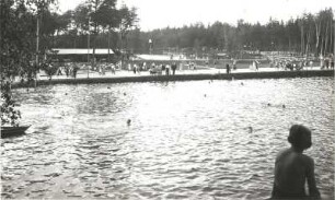 Seifhennersdorf. Volksbad am Neugersdorfer Stadtwald. Blick über den Bade- und Gondelteich