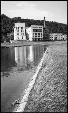 Riegel: Riegeler Brauerei, Außenansicht, mit Schild Riegel und Dreisam