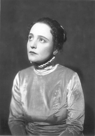 Hamlet. Drama von William Shakespeare in der Bühnenbearbeitung von G. Hauptmann. Staatsschauspiel Dresden, Neueinstudierung 08.12.1927 (mit Felix Steinböck in der Titelrolle) : Rollenbild Antonia Dietrich als Ophelia, Tochter des Polonius. Regie: Gerhart Hauptmann. Fotografien (Negativabzug auf Papier) von Ursula Richter
