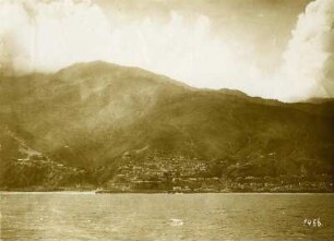 La Guaira, Venezuela. Blick von einem Hochseepassagierdampfer der Hapag auf Küste mit Ort und Hafen vor Bergmassiv Ávila