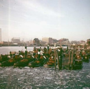 Hamburg. Barkassen liegen im winterlichen Hafen, Treibeis schwimmt auf der Elbe