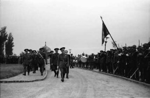 Craiova: Marschall [Ion Antonescu] und Mihail Antonescu auf dem Weg zur Kathedrale