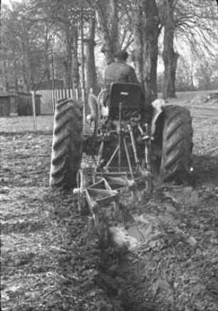 Massey-Harris mit Vierscharanbaupflug; Reifenuntersuchung