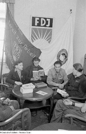 FDJ-Angehörige im Gemeinschaftsraum