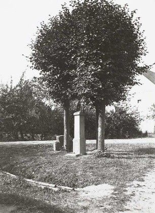 Cannewitz, Dorfplatz mit Steinkreuz (D 111) und Kruzifix