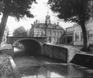 Edam, Stadthuis, Blick über eine Gracht mit Brücke