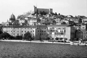 Sibenik: Gesamtbild der Stadt mit Fort Subicevac, vom Schiff