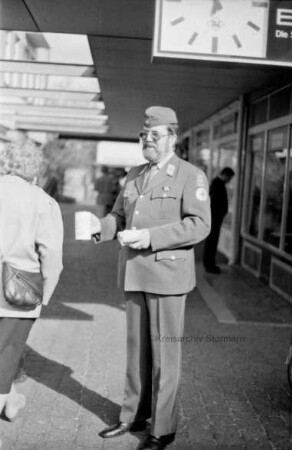 Erxleben, Karl-Wilhelm: Geschäftsführer des Deutschen Roten Kreuzes (DRK) Ahrensburg sammelt Spenden