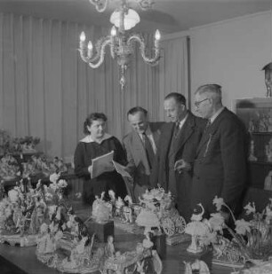 Messe, Präsentation von Figuren und Leuchtern aus Meissener Porzellan