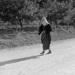 Landleben in den bulgarischen Rhodopen. Porträt einer Frau in Muslimischer Tracht