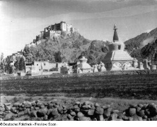 Indien. Kashmir. Ladakh. Industal bei Leh. Kloster Spituk , davor Chörten mit Ummauerung