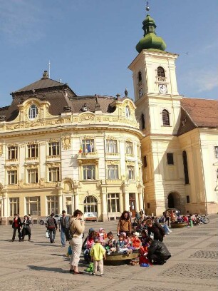 Stadthaus und katholische Stadtkirche am Marktplatz in Sibiu, Siebenbürgen, Rumänien. Sibiu gehört zum Weltkulturerbe der Unesco und ist 2007 Kulturhauptstadt Europas