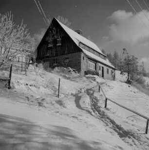 Rehefeld-Zaunhaus. Blick auf ein Gebäude im Winter