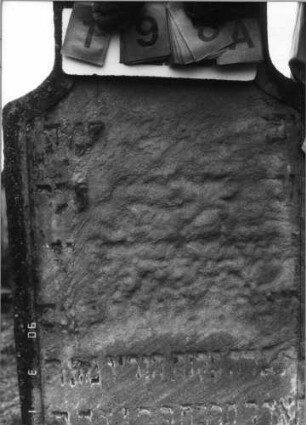 Grabstein 198 (Index: 100115000) Material: Sandstein Zustand: sehr stark verwittert mit sehr großem Textverlust Maße HxBxT: 155x59x12 cm Beschreibung: Stele mit Hufeisenbogen: Grabstein 198A