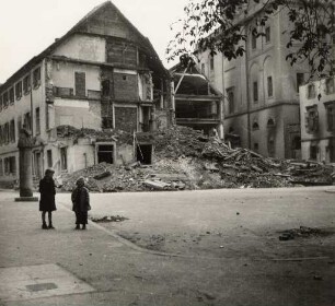 Zerstörungen Zweiter Weltkrieg - Stadtgebiet. Platz hinter der Kleinen Kirche mit Marktfrau-Denkmal