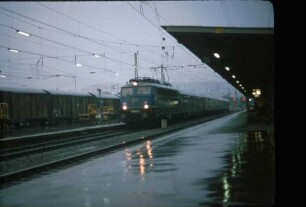 Heilbronn Hbf. Lok 110 390 E 3387 Bahnpostwagen Bnb-Wagen Gepäckkarren